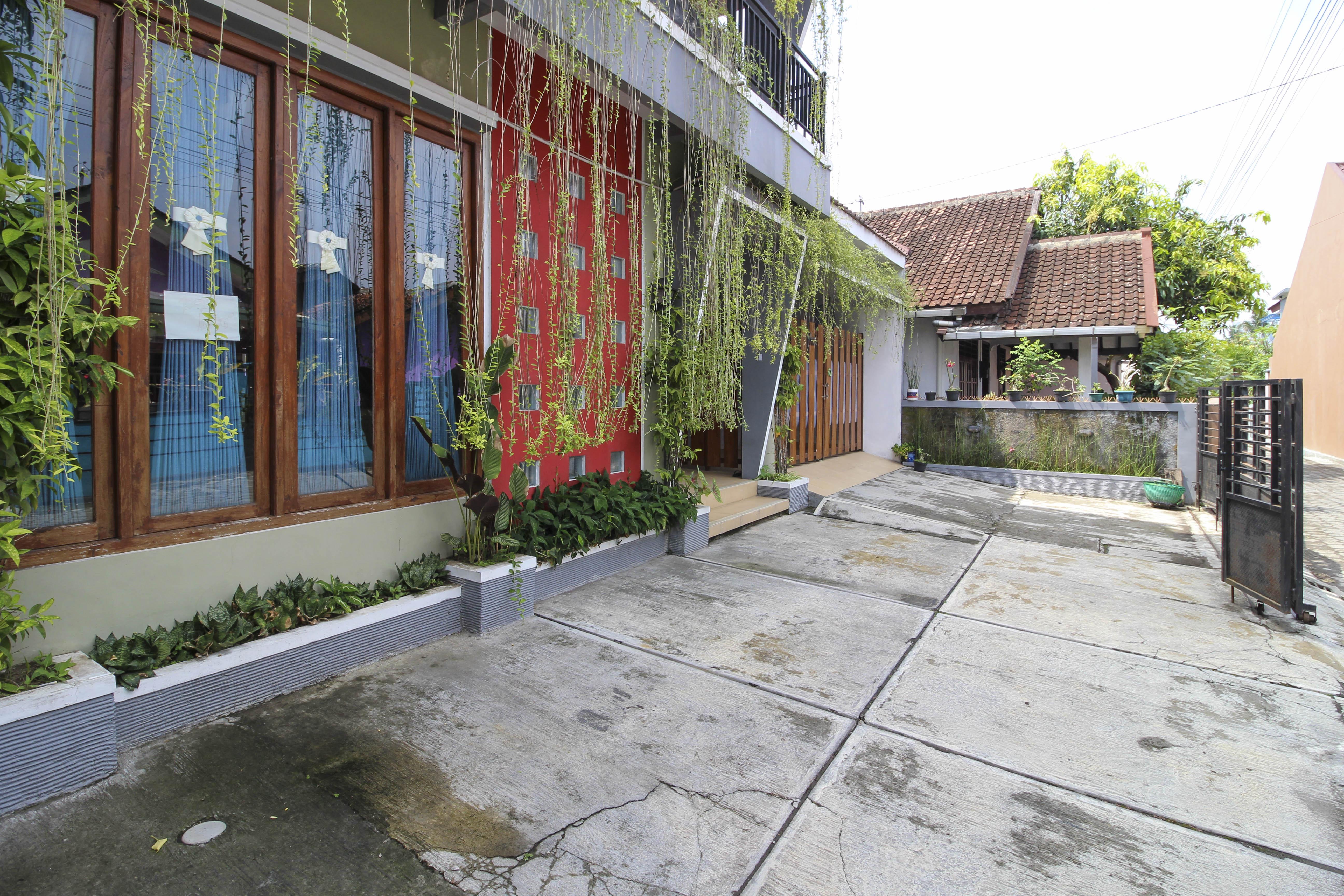 Kejayan Reddoorz Near Hartono Mall מראה חיצוני תמונה
